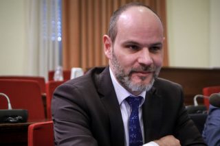 «Κουρεύει» προσδοκίες για μεγάλο υπερπλεόνασμα