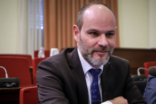 «Κουρεύει» προσδοκίες για μεγάλο υπερπλεόνασμα