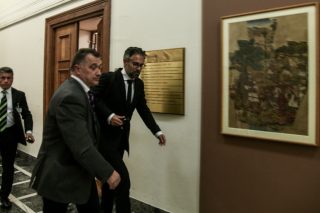 Μήπως να συνεννοείστε προτού μας ενημερώσετε;