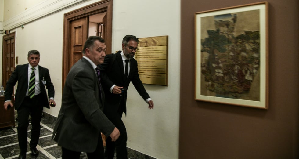 Μήπως να συνεννοείστε προτού μας ενημερώσετε;