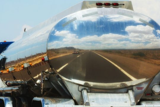 Φρένο στα δάνεια για ορυκτά καύσιμα βάζει η ΕΤΕπ