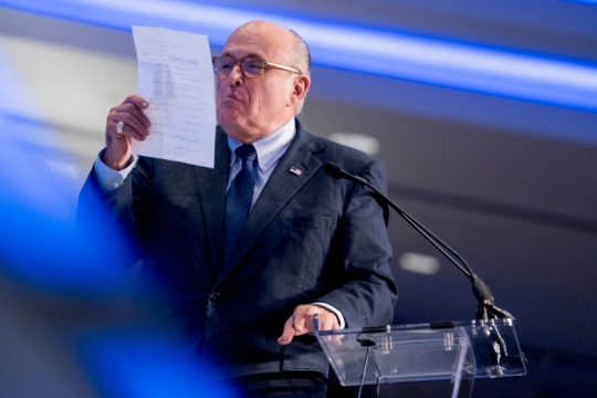 Κατάθεση χτυπάει «καμπανάκι» για τον Τζουλιάνι και την εμπλοκή του στην Ουκρανία