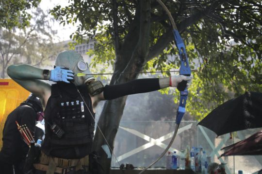 Βέλη και μολότοφ κατά αστυνομικών στο Χονγκ Κονγκ