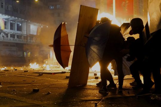 Σφίγγει ο αστυνομικός κλοιός γύρω από το Πολυτεχνείο του Χονγκ Κονγκ