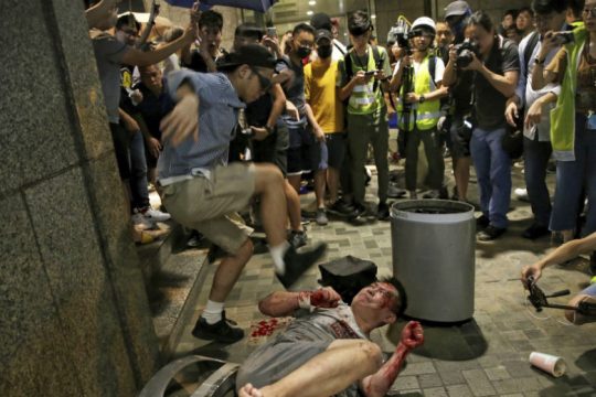 Τρεις άνθρωποι σε κρίσιμη κατάσταση μετά τα αιματηρά επεισόδια στο Χονγκ Κονγκ