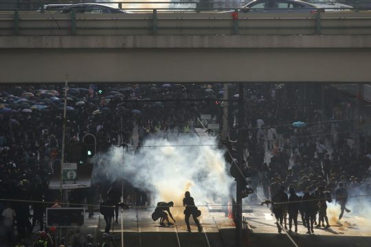 Δακρυγόνα και πάλι στους δρόμους του Χονγκ Κονγκ που διαδηλώνει κατά του Πεκίνου