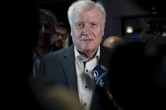 Προσπαθεί να περιορίσει τη ροή προσφύγων από την Τουρκία προς την Ε.Ε