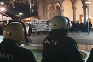 Ηράκλειο: ΜΑΤ εγκλωβίζουν διαδηλωτές στην Πλατεία Λιονταριών