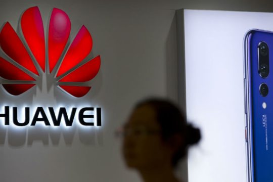 Huawei: Νέο αναδιπλούμενο κινητό, χωρίς εφαρμογές Google λόγω αμερικανικών κυρώσεων