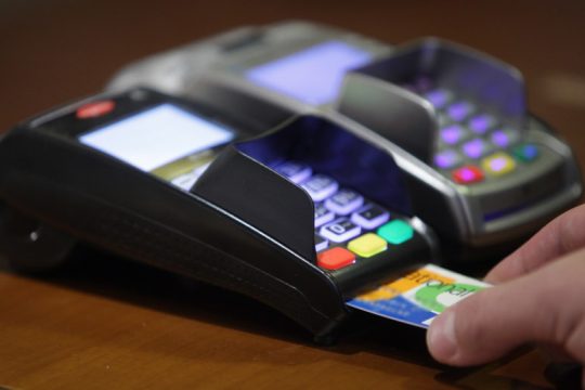 Το ΥΠΟΙΚ βάζει πλαφόν στο ύψος των ηλεκτρονικών συναλλαγών