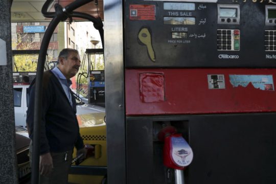 Ιράν: Η αύξησης της τιμής της βενζίνης πυροδότησε επεισόδια