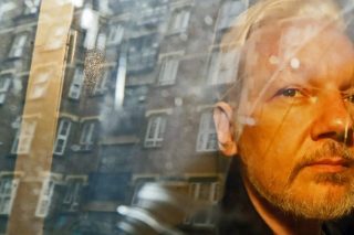 Δόμηση και αποδόμηση της περσόνας Ασάνζ