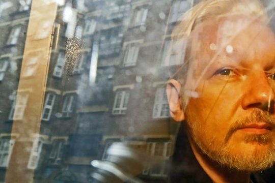 Δόμηση και αποδόμηση της περσόνας Ασάνζ