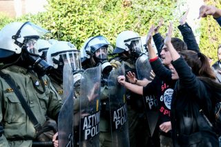 Ανοίγουν κεφάλια για να κλείσουν στόματα