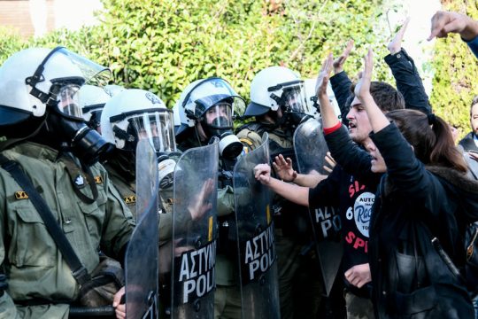 Ανοίγουν κεφάλια για να κλείσουν στόματα