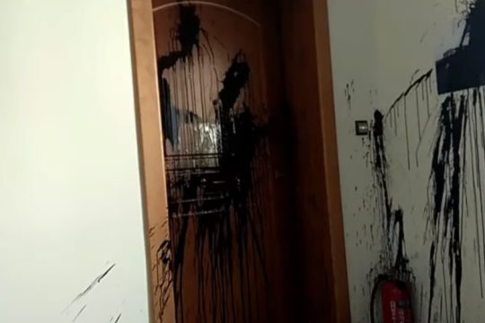 Παρέμβαση Ρουβίκωνα στο πολιτικό γραφείο της Νίκης Κεραμέως