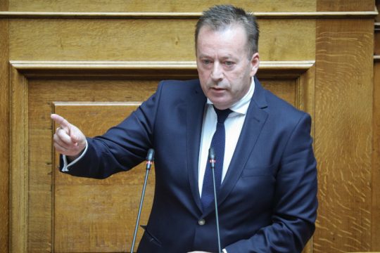 Νεολαία ΣΥΡΙΖΑ κατά βουλευτή του κόμματος για το πανό υπέρ προσφύγων