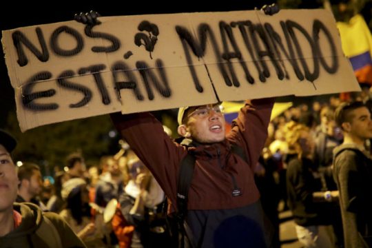Εκατοντάδες τραυματίες και συλλήψεις στις μαζικές διαδηλώσεις της Κολομβίας