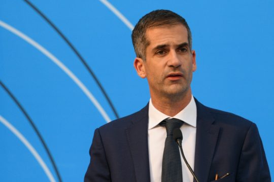 Συνεχίζονται τα πυρά κατά Μπακογιάννη για το σχολείο της πακιστανικής κοινότητας