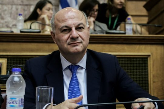 Σύγκρουση στην Επιτροπή για το «δωράκι» στα τραπεζικά στελέχη