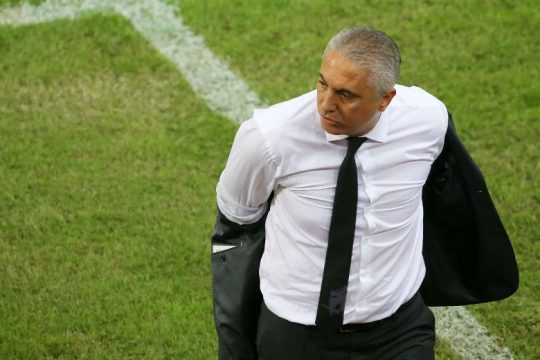Ψάχνει πώς θα τα μπαλώσει
