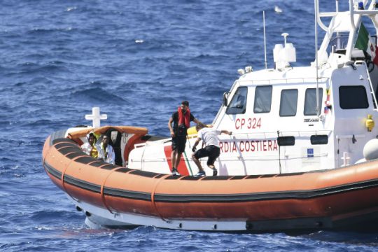 Νέο ναυάγιο στη Λαμπεντούζα με νεκρούς και αγνοούμενους
