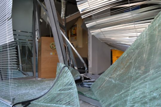 Εισέβαλαν σε τράπεζα και ανατίναξαν τα ΑΤΜ