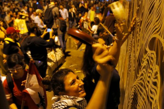 «Ηχορύπανση» έξω από τα σπίτια υπουργών και βουλευτών στον Λίβανο