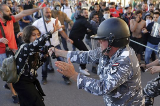 Οι διαδηλώσεις ανέβαλαν συνεδρίαση του κοινοβουλίου στον Λίβανο