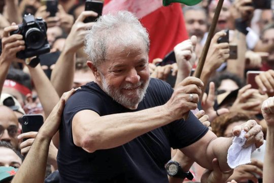 Ο Λούλα στα χέρια του λαού