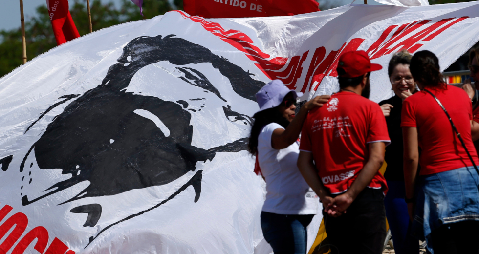 Ένα βήμα πριν την αποφυλάκιση ο Λούλα