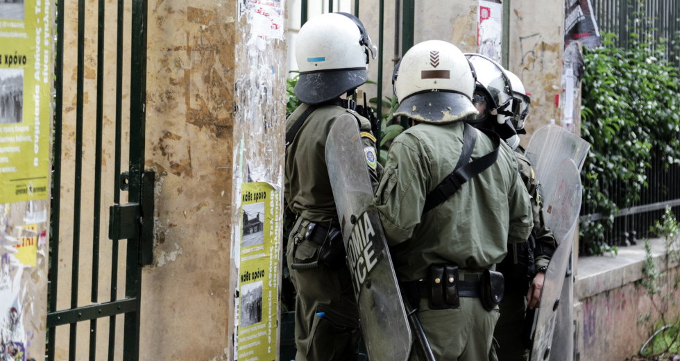 Απίστευτες καταγγελίες από τον φοιτητή που συνελήφθη έξω από το σπίτι του