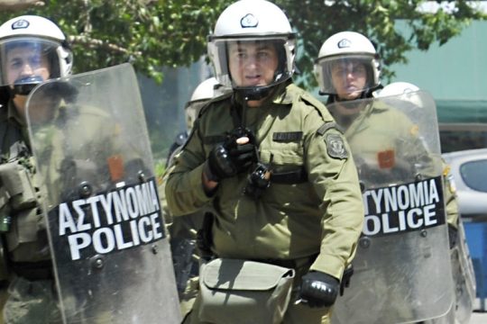 Μολότοφ εναντίον ΜΑΤ στη Θεσσαλονίκη
