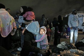 Καλωσόρισμα προσφύγων στο λιμάνι του Πειραιά