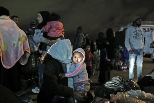 Καλωσόρισμα προσφύγων στο λιμάνι του Πειραιά