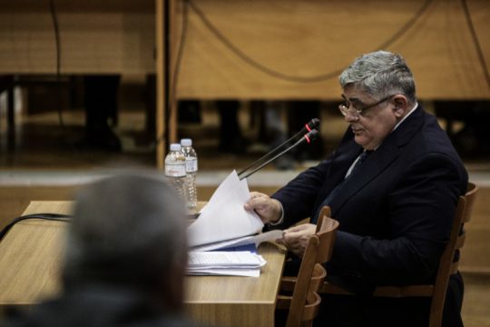 Μπορείς να μιλάς λίγο πιο δυνατά;