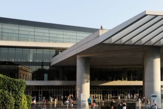 Προσαγωγή πολιτών έξω από το Μουσείο της Ακρόπολης