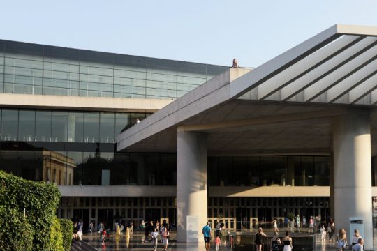Προσαγωγή πολιτών έξω από το Μουσείο της Ακρόπολης