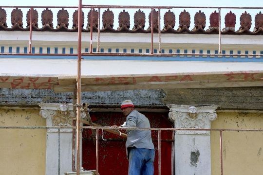 Οχι με έναν κρότο, μα με έναν λυγμό