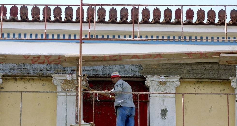 Οχι με έναν κρότο, μα με έναν λυγμό