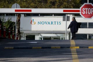 Οι θεσμοί στα… πόδια της Novartis