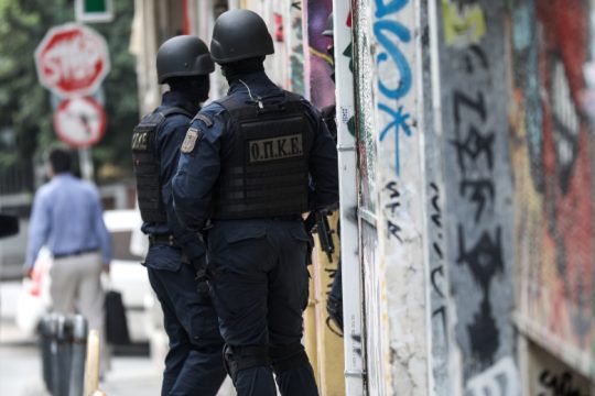 Δεκαοκτώ προσαγωγές και μία σύλληψη για τα επεισόδια στα Εξάρχεια