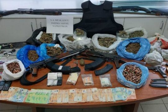 Συνελήφθησαν πατέρας και γιος με 4,5 κιλά κάνναβης και Καλάσνικοφ