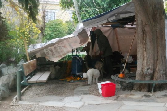 Επιστροφή στα υπόγεια, στις τρώγλες και στα παγκάκια