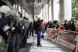 Κίνδυνος για χιλιάδες δανειολήπτες του ΟΕΚ