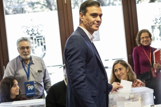 Πρώτο κόμμα οι Σοσιαλιστές, τρίτο το ακροδεξιό Vox στην Ισπανία