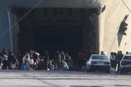 Στο λιμάνι του Πειραιά 72 μετανάστες και πρόσφυγες από νησιά του Αιγαίου