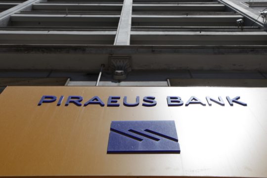 FT: Υπό έρευνα η Τράπεζα Πειραιώς για παραβίαση των capital controls