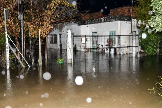 Δρόμοι «ποτάμια» στον Πύργο από την κακοκαιρία – Πλημμύρες και στην Καβάλα