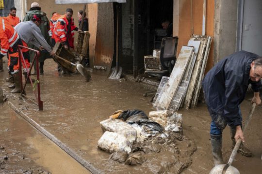 Δύο αγνοούμενοι και καταστροφές από τις πλημμύρες στην Κυανή Ακτή